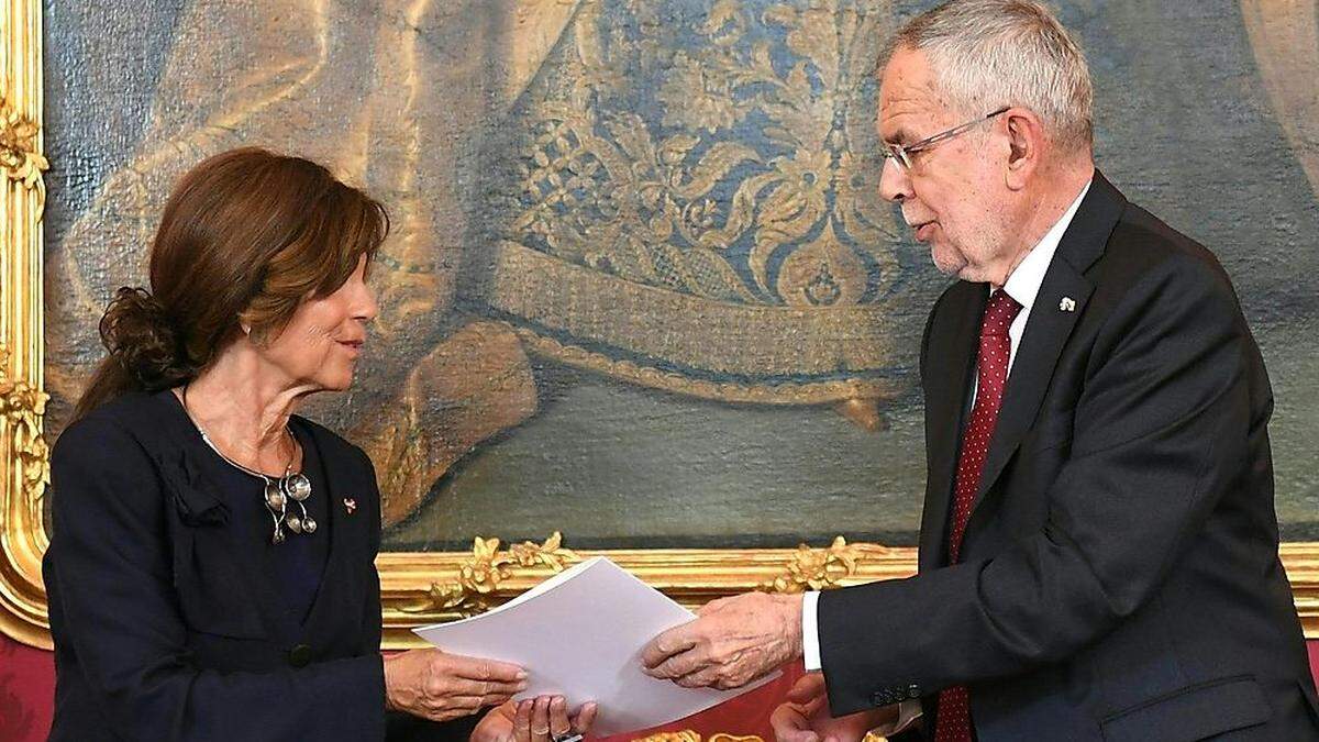 Bundeskanzlerin Brigitte Bierlein erhält die Ernennungsurkunde von Bundespräsident Alexander Van der Bellen