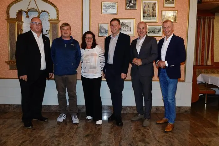 Dazu lud Harald Sturb von der Pro-Ge Sektion Obersteiermark West ein, als Gastredner fungierte AK-Präsident Josef Pesserl. Dieser wies auf die Errungenschaften der Gewerkschaft hin und dankte den Jubilaren für die langjährige Treue.