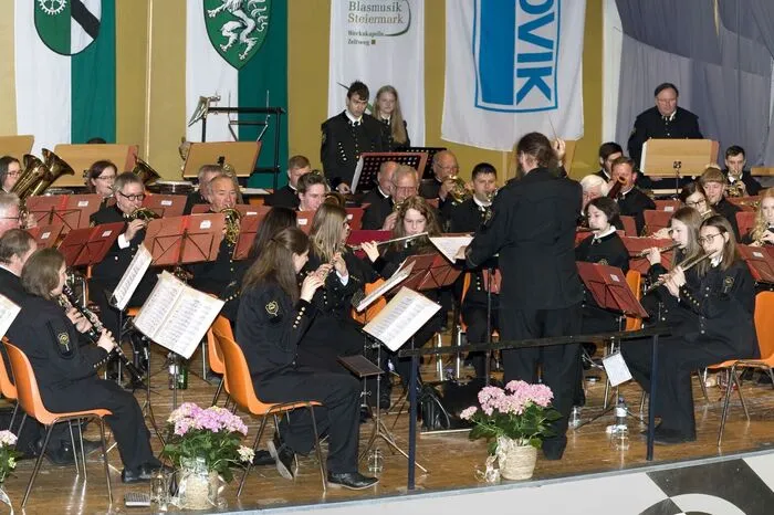 Der ehemalige Obmann Heinz Gach begrüßte das Publikum und die Musiker und stellte seinen Nachfolger, Michael Zuber, den Besuchern vor.