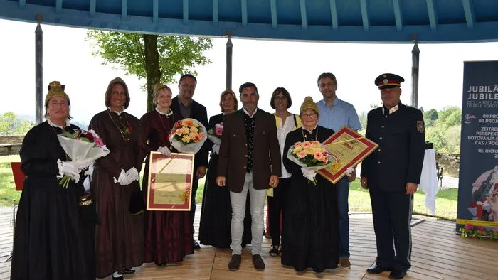 Bürgermeister Markus Lakounigg zeichnete im Beisein weiterer Mitglieder des Stadtrates die langjährigen Bürgerfrauen Adelheid Glantschnig und Grete Laschkolnig mit dem Ehrenzeichen in Silber aus.