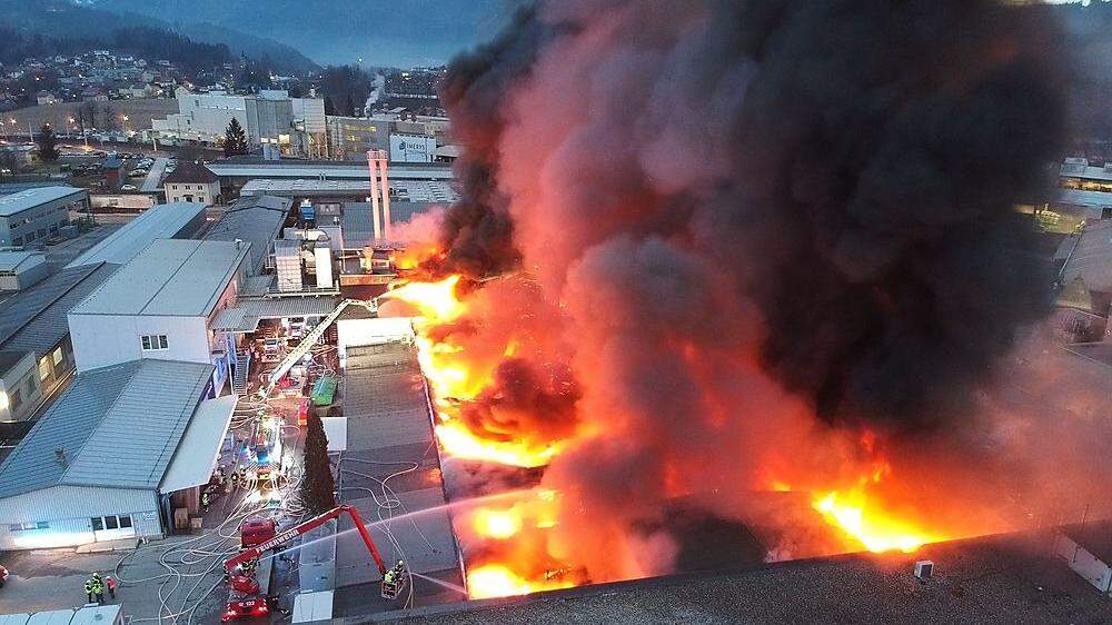 13. März 2018: Industriegroßbrand bei der Firma 3M. Die komplette &quot;Ofenhalle“ stand in Vollbrand