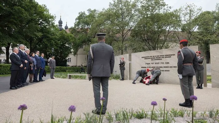 An der Shoah-Gedenkmauer in Wien wurde ein Kranz in Gedenken an die ermordeten Jüdinnen und Juden niedergelegt