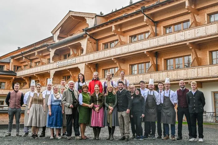 Hier sind die Nachbarn Arbeitskollegen. Zuhause all jener, die täglich am Erfolg des Wellnesshotels mit Kitzbühel-Flair mitarbeiten.