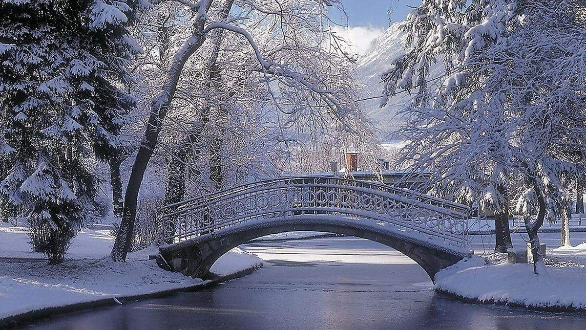 Die winterliche Lenaubrücke im Kurpark von Reichenau an der Rax