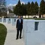 Bestattungsleiter Philipp Überbacher mit den neuen Marmor-Urnenblöcken 