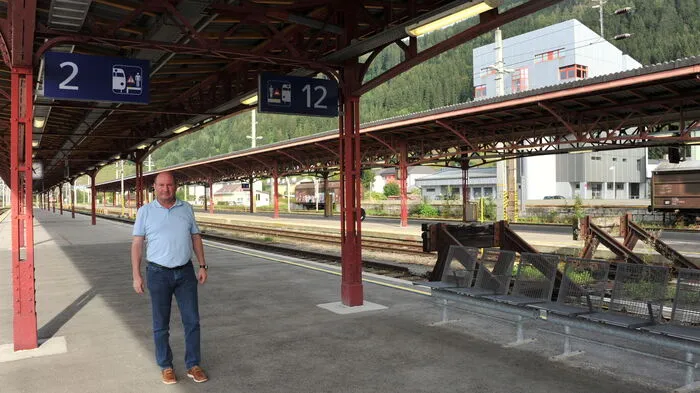 Rechts von Hannes Mitterhauser fuhren früher die Züge von Selzthal nach Admont, weiter ins Gesäuse bis nach St. Gallen und von dort weiter nach Oberösterreich ab