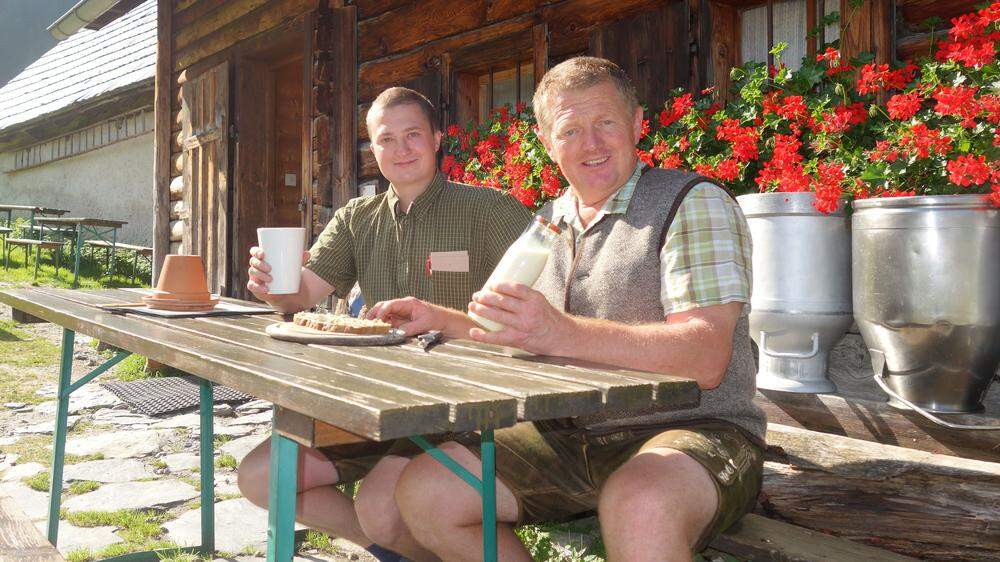 Helmut Pilz und sein Sohn Niklas wollen ihre frisch gemolkene Milch weiterhin im Becher ausschenken 