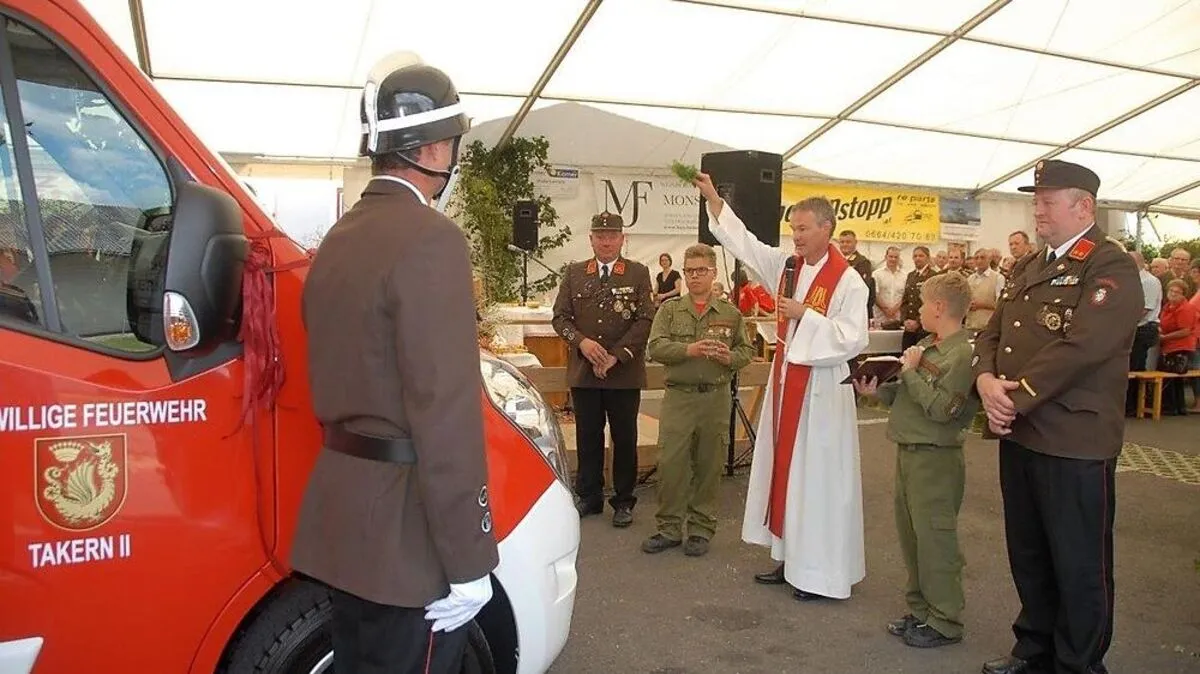 Pfarrer Bernhard Preiß nahm die Fahrzeugsegnung vor