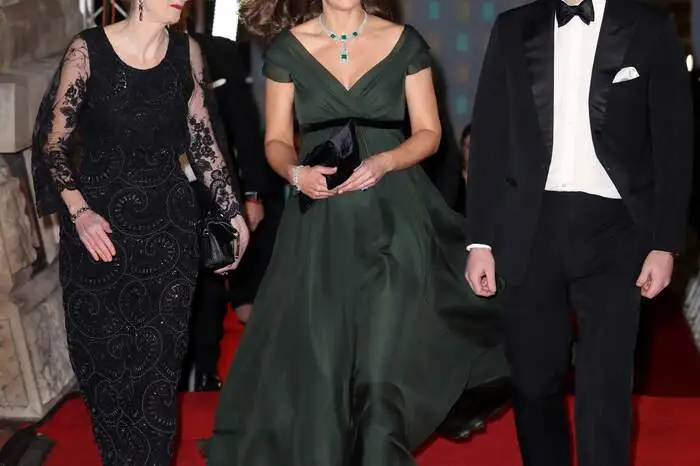 Zwischen Amanda Berry (BAFTA) und ihrem Ehemann Prinz William strahlte die 36-Jährige auf dem roten Teppich.