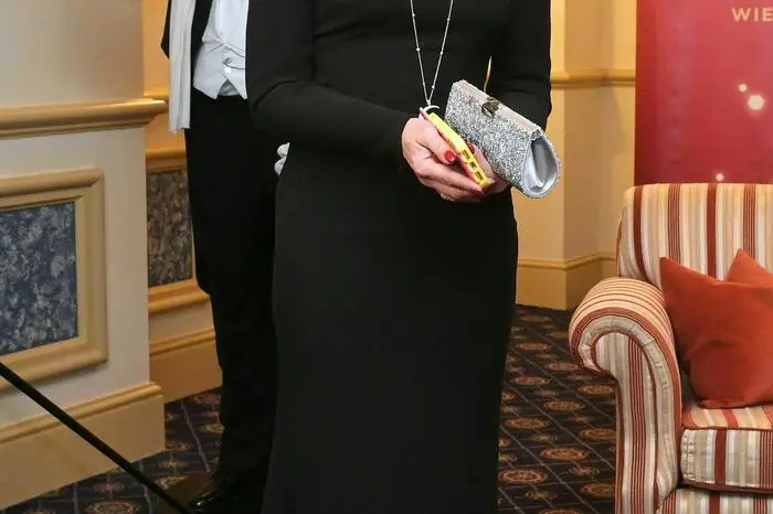 Die 64-jährige italienische Schauspielerin Ornella Muti besuchte in einer asymmetrische schwarze Robe der russischen Designerin Ulyana Sergeenko.