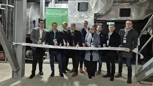 Die Projektbeteiligten und Vertreter aus der Politik zerschnitten gemeinsam das Band