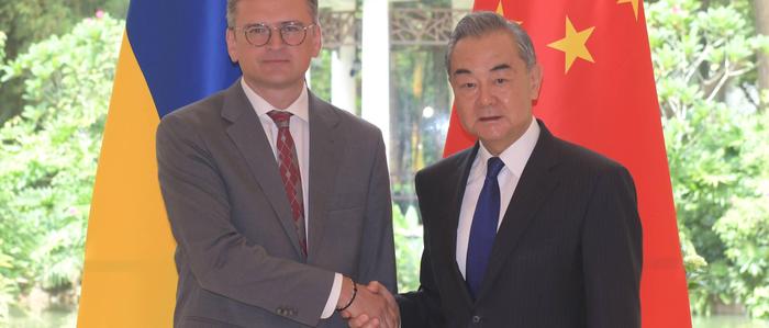 Dmytro Kuleba bei Wang Yi | Der ukrainische Außenminister Dmytro Kuleba zu Besuch bei seinem chinesischen Amtskollegen Wang Yi in Guangzhou