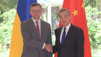 Dmytro Kuleba bei Wang Yi | Der ukrainische Außenminister Dmytro Kuleba zu Besuch bei seinem chinesischen Amtskollegen Wang Yi in Guangzhou