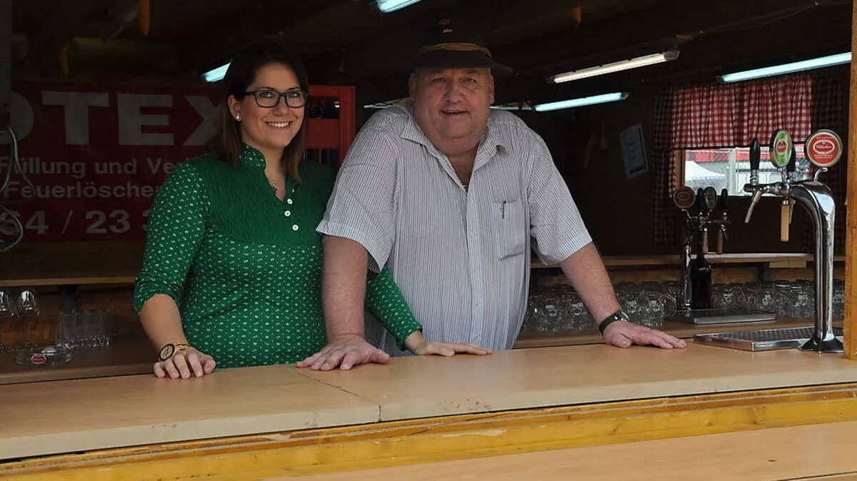Hubert Haberl mit seiner Tochter Sabrina in der Hütte am Wiesenmarkt 