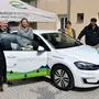 Die Verantwortlichen mit dem Fred vor der Modell-Wohnanlage in Kötschach-Mauthen 