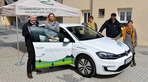 Die Verantwortlichen mit dem Fred vor der Modell-Wohnanlage in Kötschach-Mauthen 