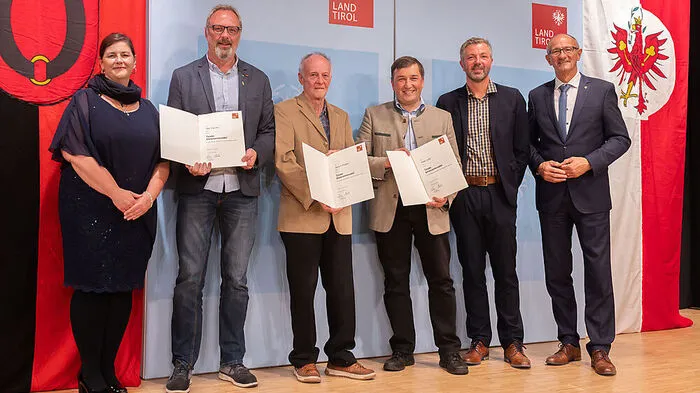 Die Geehrten der Gemeinde Sillian mit Bezirkshauptfrau Olga Reisner (links),  Anton Mattle (rechts) und Franz Schneider, Bürgermeister von Sillian (Zweiter von rechts)