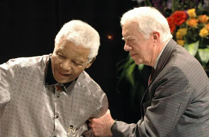 Bildnummer: 51983455  Datum: 18.07.2007  Copyright: imago/Xinhua
Friedensnobelpreisträger Nelson Mandela (li., RSA) und Jimmy Carter (USA) anlässlich des Beginns eines humanitären Projekts in Johannesburg PUBLICATIONxNOTxINxCHN, Personen; 2007, Johannesburg, Pressetermin, Politik, Politiker, Nobelpreisträger, James Earl Jr; , quer, Kbdig, Gruppenbild, close, Internationale Politik, Politik, Südafrika, Randbild, People o0 The Global Elders, Ältestenrat
