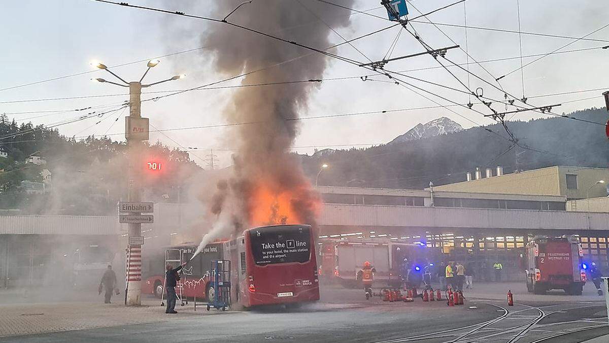 Ein Linienbus der Innsbrucker Verkehrsbetriebe ist am Donnerstag in Flammen aufgegangen