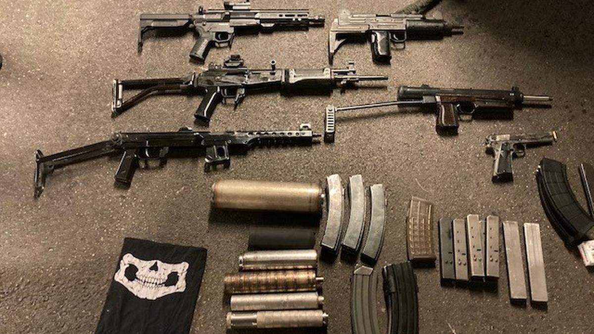 Zahlreiche Waffen und Munition wurden beim Klagenfurter gefunden