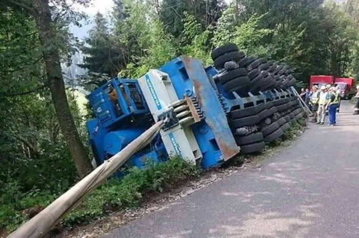 Ein mit einem Rotorblatt beladenes Spezialfahrzeug kippte auf dem Weg zum Tauernwindpark. Der Schaden betrug mehr als 100.000 Euro.