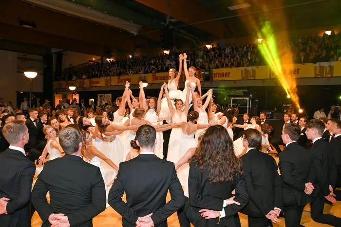 Die überaus anspruchsvolle Polonaise wurde von Alena’s International Showdance Academy einstudiert