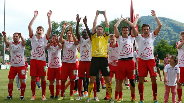 Damals noch als GAC fing der wiederauferstandene GAK das Abenteuer Unterhaus in der Saison 2013/14 in der 1. Klasse Mitte A an. Mit 20 Siegen aus 22 Spielen und ohne Niederlage ließen die Rotjacken der Konkurrenz bei einem imposanten Torverhältnis von 124:12 keine Chance und schafften auf Anhieb den Aufstieg in die Gebietsliga. Letzte Runde, 8. Juni 2014 Semriach - GAK 2:4 (1:3) Tore: Struggl (34.), Volkmer (90.) bzw. Wemmer (22., 26.), Sacher (27., 57.) Aufstellung GAK: Kreisl; Micelli (63. Lienhart), Fürstaller, Geller, Sacher; Untergrabner (58. Matzer), Brandtner, Wemmer; Säumel, Ceesay, Ivanescu Trainer: Gernot Plassnegger