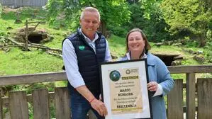 Landeshauptmann Mario Kunasek erhielt von Karin Winkler, Geschäftsleiterin der Tierwelt Herberstein, die Urkunde zur Tierpatenschaft
