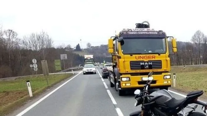 Der 17-jährige Lenker eines Leichtmotorrades stürzte auf der B64 in St. Ruprecht an der Raab und verstarb noch an der Unfallstelle. Mehr dazu...