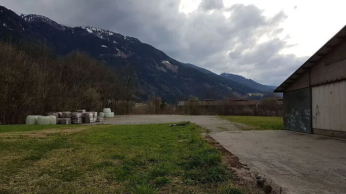 Auf diesem Privatgrund hinter einer alten Halle im Amlacherweg wird ein Handymast errichtet
