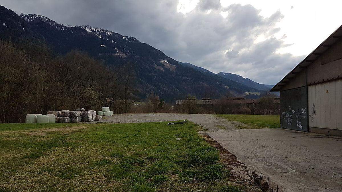 Auf diesem Privatgrund hinter einer alten Halle im Amlacherweg wird ein Handymast errichtet 