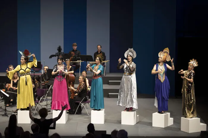 Die sechs Musen (Barbara Pöltl, Dorit Machatsch, Maria Wester, Verena Gunz, Feride Büyükdenktas, Annette Schönmüller)