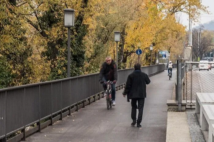 Kritiker sehen darin eine Grazer Unsitte: Dass sich Radfahrer und Fußgänger zu oft den wenigen Straßenraum teilen müssen, den die Autofahrer übrig lassen. Besonders problematisch ist es entlang der Mur, etwa auf Höhe Kastner &amp; Öhler. Der gut zwei Meter breite Abschnitt ist als Hauptradroute ausgewiesen, entsprechend flott sind Radfahrer unterwegs. Gleichzeitig ist die Fußgängerfrequenz enorm hoch – Konflikte sind vorprogrammiert.