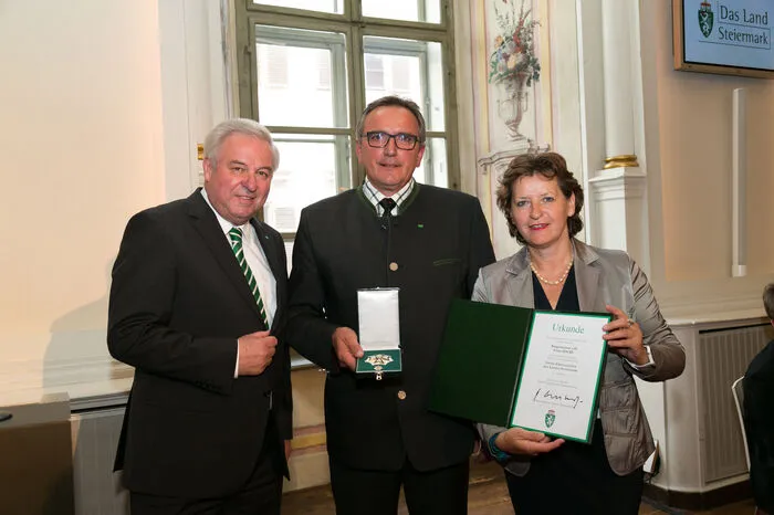 Franz Hackl, ehemaliger Bürgermeister von Breitenfeld am Tannenriegel, mit dem Großen Ehrenzeichen