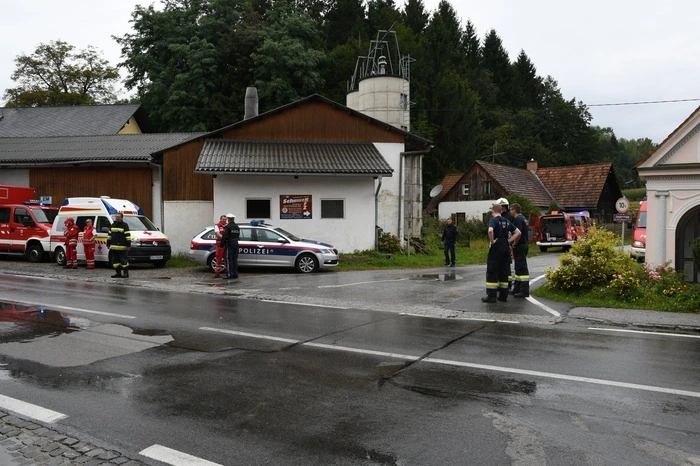 Im Einsatz standen die FF Pölfing-Brunn, FF Wies, FF St. Ulrich i.G., FF Dietmannsdorf mit insgesamt 40 Mann sowie das Atemschutzfahrzeug des Bereichsfeuerwehrverbandes Leibnitz mit 2 Mann. Das Rote Kreuz mit 2 Mann sowie die Polizei mit 4 Mann waren ebenfalls vor Ort.