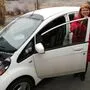 Sabine Grübl, E-Auto-Fahrerin der ersten Stunde aus Stubenberg, mit ihrem Auto, das immer noch fährt