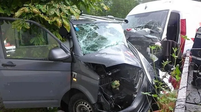 Ein Transporter kam ins Schleudern und kollidierte frontal mit einem entgegenkommenden Firmenbus
