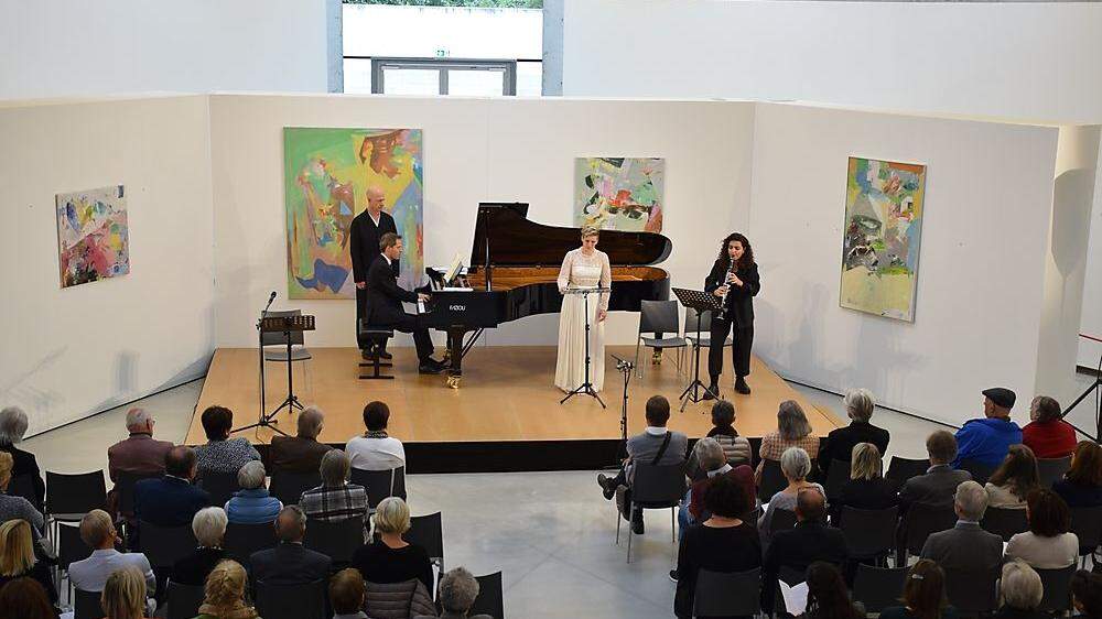 Von links: Moderator Albert Hosp, Pianist Pierre Douay, Sängerin Monika Hosp und Klarinettistin Mona Matbou Riahi,  