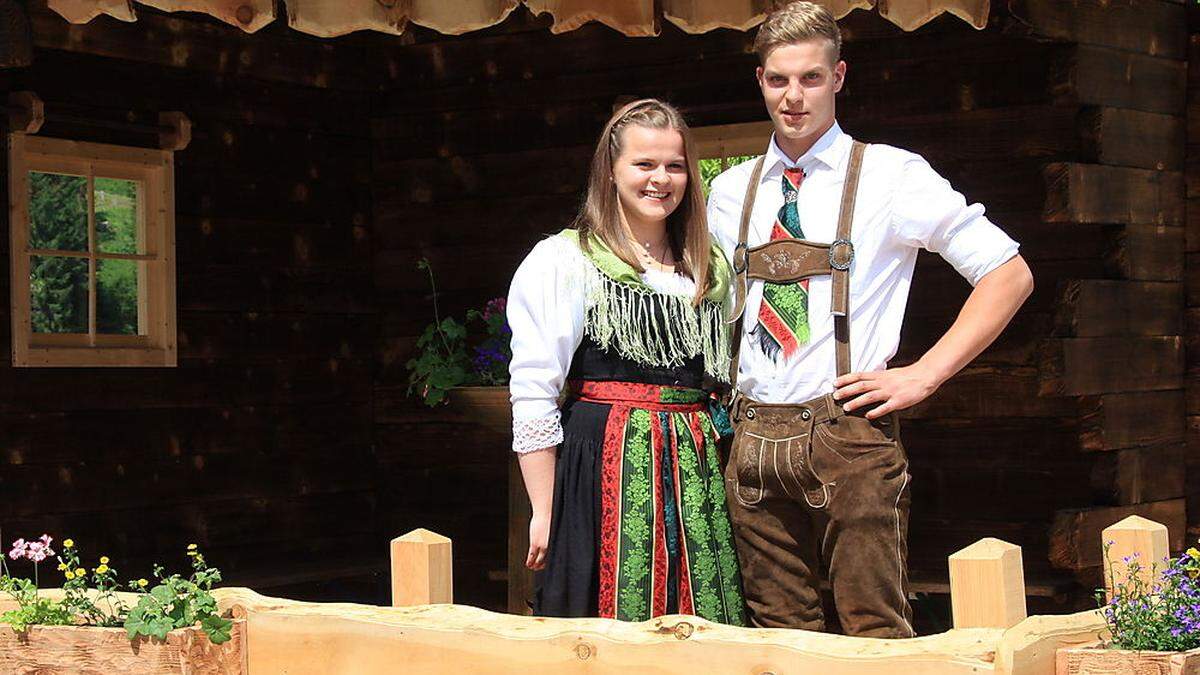 Anita Frießnegger und Daniel Kogler präsentieren die aktuell Tracht