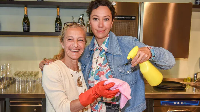 Ursula Strauss spielt die Chefin der Putzkompanie, die auch auf Tatorte stößt, hier mit ORF-Direktorin Kathrin Zechner beim Drehbesuch 