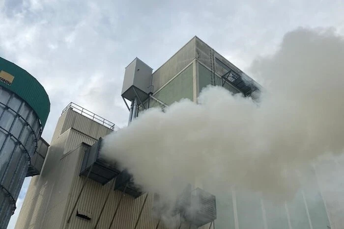 Bei den Löscharbeiten wurde neben der Eindämmung des Brandes auch darauf geachtet, dass der zweite Trockner sowie angrenzende Produktionsbereiche des Mischfutterwerkes geschützt bleiben.