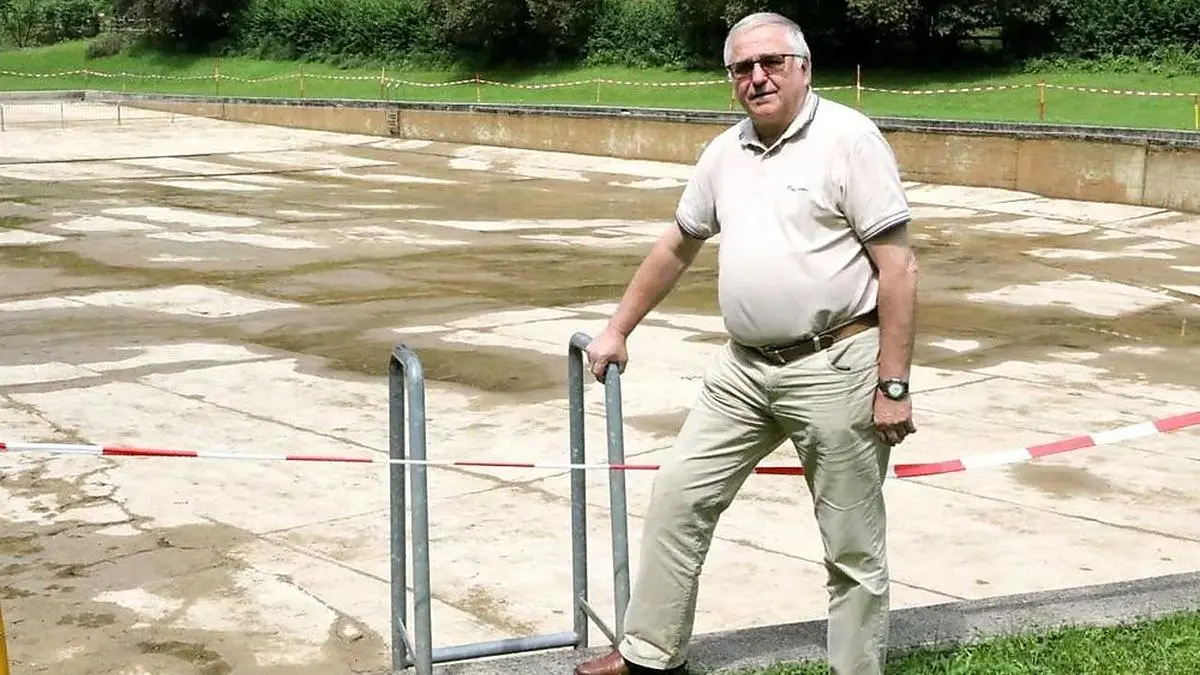 Heinz Wagner vor dem ausgelassenen und gesperrten Bad 