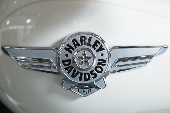 Motorisierte Unterlage für (vor allem) männliche Freiheitsfantasien, mit legendärem „Spruch“ und gebaut fürs Geradeausfahren auf endlosen Highways. Harley-Fans, die sich bei uns ihr Traumgerät anschaffen, merken oft recht bald (und manchmal unter Schmerzen), dass die lange Gabel ihres coolen Choppers für die kurvenreichen Motorradstraßen unserer Breiten nicht ganz so super sind.