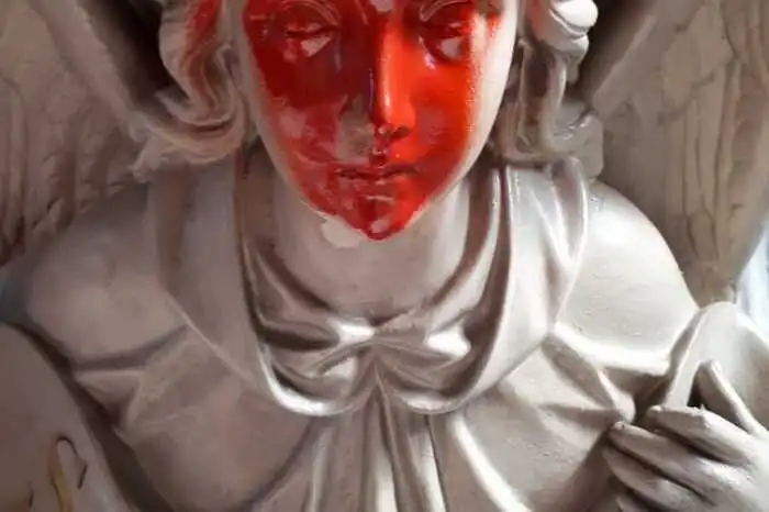 ... im Kirchenraum an vielen Plätzen mit roter Farbe besprüht ...