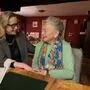 Kleine Zeitung Redakteurin Barbara Haas mit ihrer Mutter, Hannelore Haas (85) 