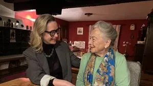 Kleine Zeitung Redakteurin Barbara Haas mit ihrer Mutter, Hannelore Haas (85) 