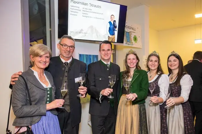 Zahlreiche Ehrengäste aus Politik und Wirtschaft nahmen an dem geselligen Event teil.