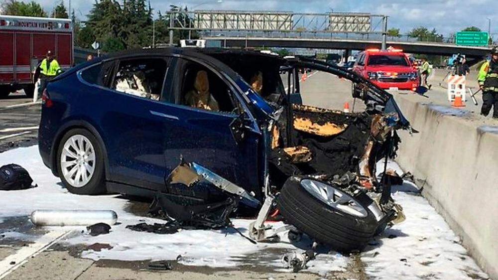 Bei dem Unfall auf einer Autobahn in der Nähe von Mountain View im Silicon Valley war der Tesla in einen Betonpoller zwischen den Fahrspuren gerast