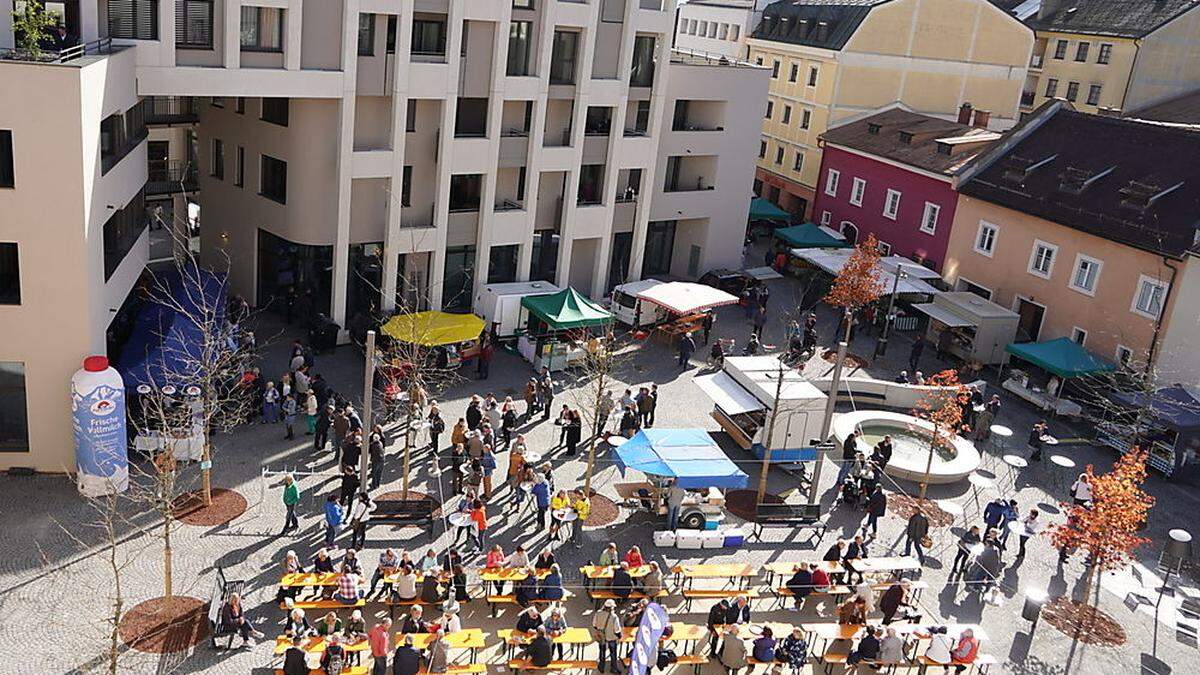 Am 24. Oktober fand der Wochenmarkt schon einmal auf dem neuen Rathausplatz statt