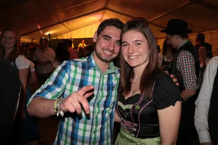 Im Festsaal sorgte die "Vulkan Partie" für Stimmung. Im Zelt wurde zur Musik der "Jungen Unterlammer" das Tanzbein geschwungen.